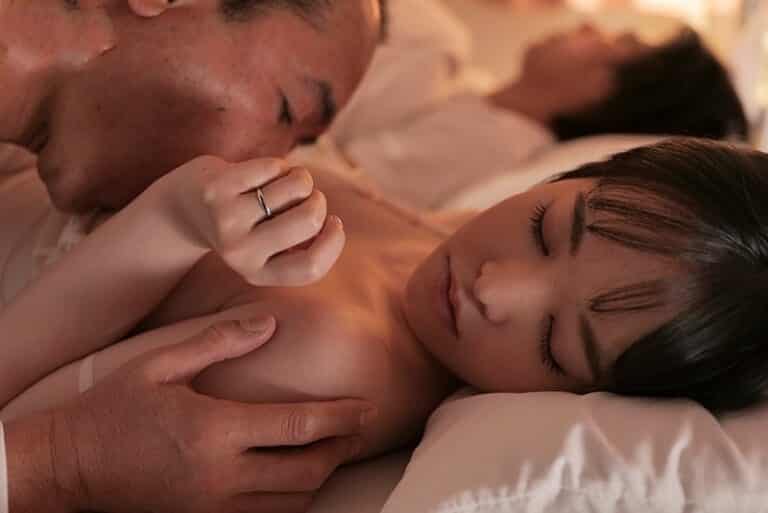 Bố chồng địt con dâu khi chồng ngủ say giấc
