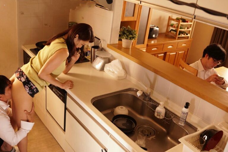 Người mẹ độc thân vụng trộm cùng cậu bạn thân con trai đến ở nhờ